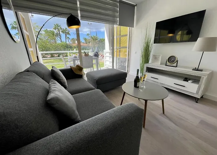 Pretty Pool View Apartment